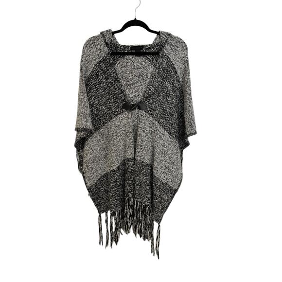 Steve Madden Poncho Womens OS Marled Knit Hooded Ruana Black White Fringe - Picture 1 of 4